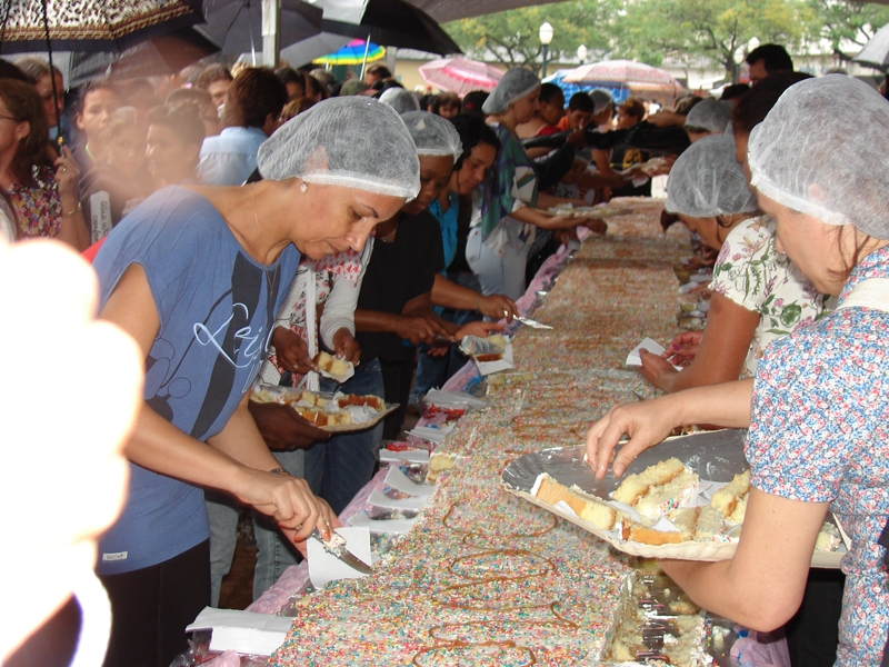   Prefeitura comemora aniversário com bolo de 31 metros 